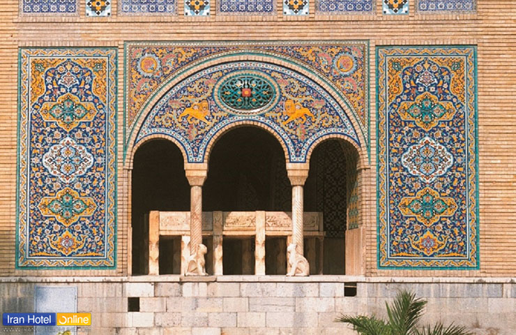 کاخ گلستان تهران؛ معرفی بخشهای مختلف، ساعت بازدید + قیمت ورودی 9 نمایی از کاشیکاری و ستونهای زیر طاق اصلی در خلوت کریم خانی کاخ گلستان