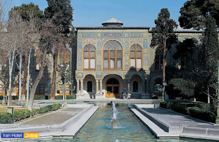 کاخ گلستان تهران؛ معرفی بخشهای مختلف، ساعت بازدید + قیمت ورودی 5 عکسی ثبت شده از حیاط مرکزی و نمایی از ساختمانی که تخت مرمر در آن قرار دارد.