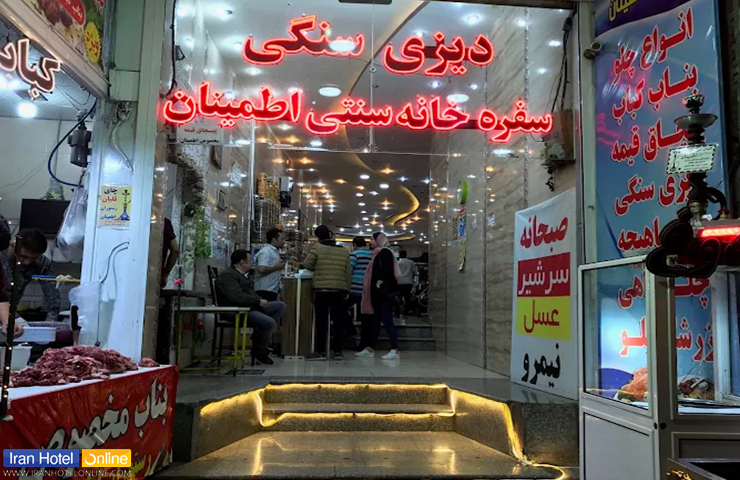بهترین رستوران های سرعین؛ تجربه چشیدن طعمهای بهشتی 6 مشتریان منتظر در صف برای میل کردن غذا در رستوران اطمینان سرعین
