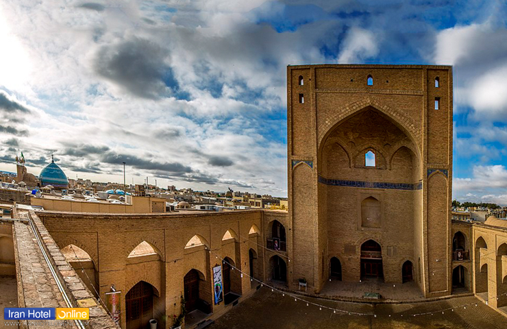 راهنمای سفر زمینی به مشهد؛ مسیری جذاب و بهیادماندنی 3 نمایی زیبا از شهر سمنان از دریچه مسجد جامع در یک روز ابری و بهاری