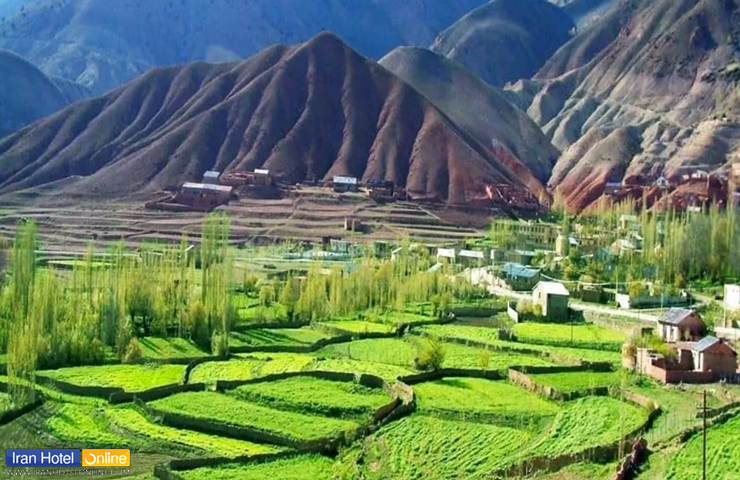 راهنمای سفر زمینی به مشهد؛ مسیری جذاب و بهیادماندنی 12 قاب زیبایی از روستایی توریستی در منطقه شهمیرزاد بر دامنه کوهستان و مزارع سر سبز در اطراف آن