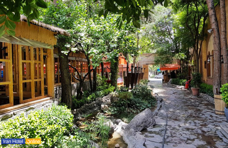 تصویری از کلبه های دهکده توریستی شاندیز در فصل بهار