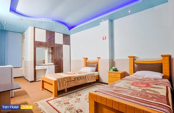 هتل های نزدیک مراکز خرید قشم و درگهان 11 اتاق دو نفره هتل آرمان قشم با تخت های تمیز و مرتب و دکوری جذاب