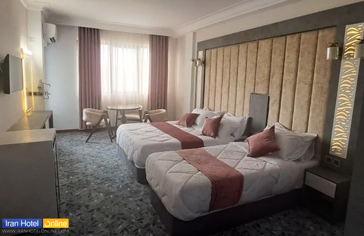 هتل های نزدیک مراکز خرید قشم و درگهان 6 عکسی ار اتاق سه نفره در فضایی دلنشین و نورگیر از هتل آرتمیس قشم