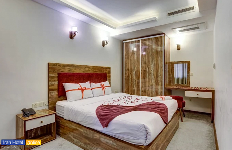 هتل های نزدیک مراکز خرید قشم و درگهان 2 نمایی جذاب از اتاق دو نفره با دکوراسیون زیبا دلنشین در هتل آتامان قشم