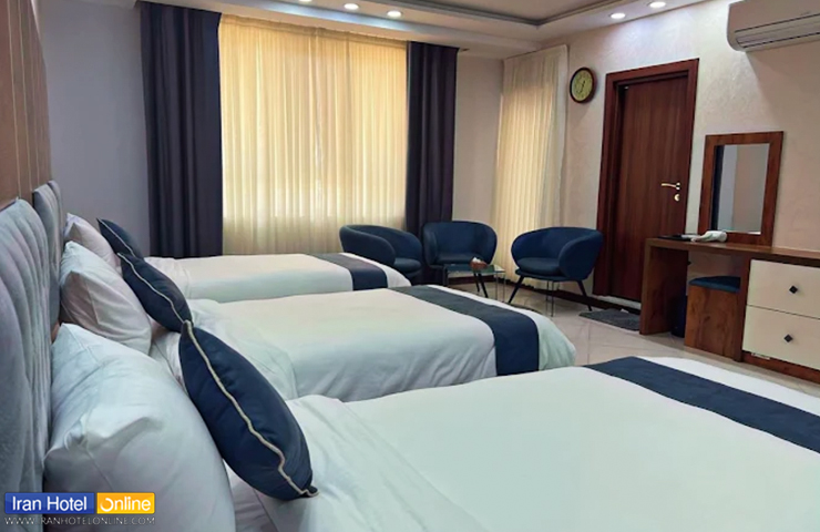 هتل های نزدیک مراکز خرید قشم و درگهان 5 تصویری از اتاق سه نفره هتل دریتا با طراحی دلنشین و مبلمان راحت
