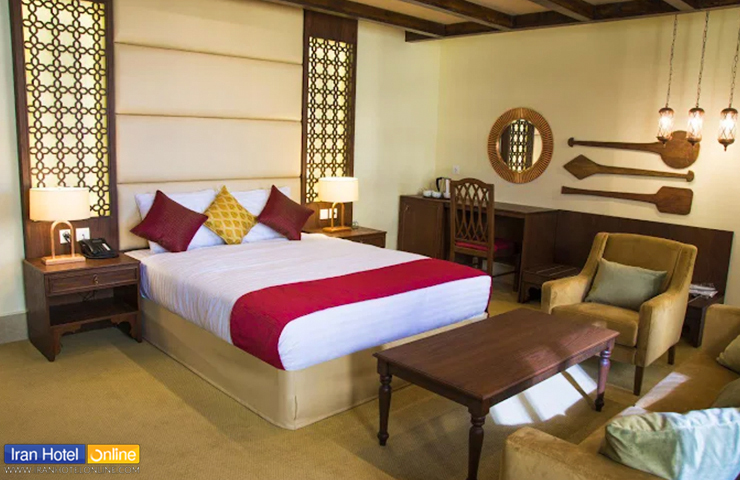 هتل های نزدیک مراکز خرید قشم و درگهان 3 نمایی زیبا از هتل بوتیک ایرمان قشم با طراحی دلنشین و تزیینات بر روی دیوار