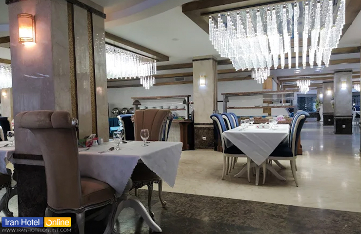 رستوران هتل لیپار چابهار؛ معرفی منو و قیمت غذاهای ایرانی و فرنگی 7 تصویری از میزهای چیده شده و آماده پذیرایی در رستوران مرکزی نگین هتل لیپار چابهار