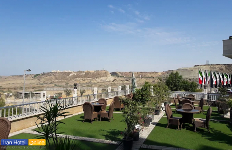 رستوران هتل لیپار چابهار؛ معرفی منو و قیمت غذاهای ایرانی و فرنگی 6 رستوران روف گاردن هتل لیپار چابهار در یک روز بهاری