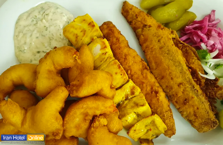رستوران هتل لیپار چابهار؛ معرفی منو و قیمت غذاهای ایرانی و فرنگی 2 خوراک ماهی و میگو سرخ شده به همراه جوجه کباب بدون استخوان در رستوران هتل لیپار