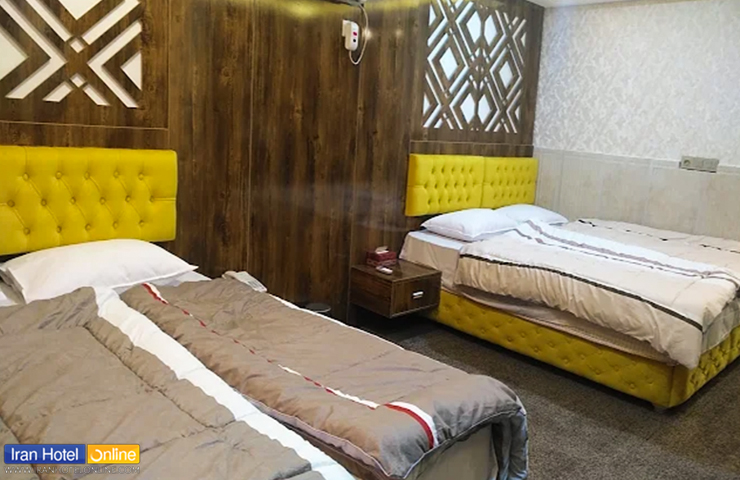 هتل های نزدیک مراکز خرید قشم و درگهان 12 نمایی از اتاق ۴ نفره هتل شهریار درگهان قشم با طراحی دلنشین و زیبا