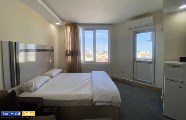 هتل های نزدیک مراکز خرید قشم و درگهان 10 عکسی از اتاق دو نفره هتل سلطان قشم با پنجره رو به دریا و تراس اختصاصی