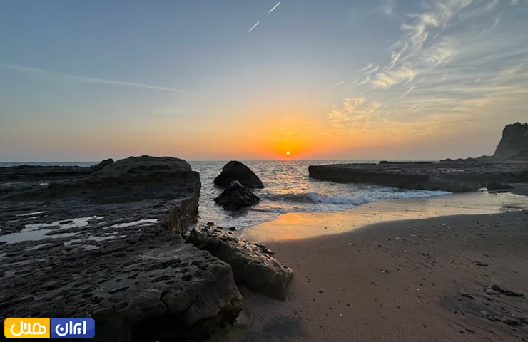 ساحل زیبای مفنق با تخته سنگ‌های بزرگ از جاذبه های دیدنی هرمز