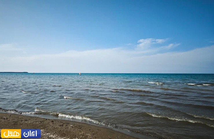 جاهای دیدنی اطراف بندر انزلی؛ از روستاهای توریستی تا مرداب و جنگل 5 تصویری از ساحل زیبای منطقه آزاد انزلی