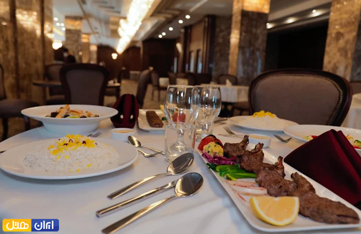 قیمت غذا در هتل آرامیس پلاس کیش، وعدهای لذیذ در کنار اقامتی لوکس 2 کباب لذیذ در کنار زرشک پلو با دیزانی جذاب، به سفارش مشتریان بر روی میز رستوران