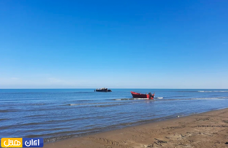 جاهای دیدنی اطراف بندر انزلی؛ از روستاهای توریستی تا مرداب و جنگل 12 قایقهای تفریحی در ساحل زیبای حاجی بکنده در تابستان از جاهای دیدنی اطراف بندر انزلی