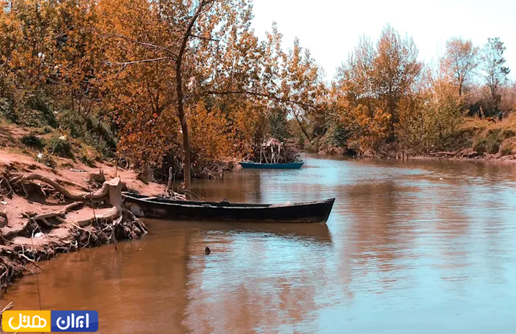 جاهای دیدنی اطراف بندر انزلی؛ از روستاهای توریستی تا مرداب و جنگل 6 تصویری پاییزی از قایقی پلو گرفته در کناره مرداب بندر انزلی در روستای بشمن