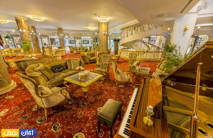 امکانات رایگان هتل قصر طلایی (گلدن پالاس) مشهد 10 نمایی تماشایی از لابی لوکس و مجلل با مبلمان زیبا و پیانو در هتل گلدن پالاس مشهد