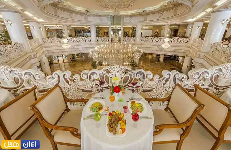 امکانات رایگان هتل قصر طلایی (گلدن پالاس) مشهد 1 نمایی جذاب و شیک رستوران مجلل در هتل گلدن پالاس مشهد