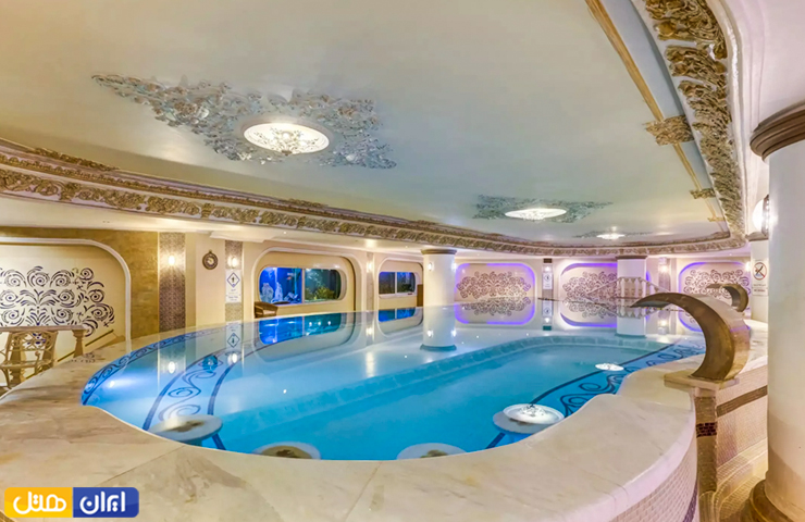 امکانات رایگان هتل قصر طلایی (گلدن پالاس) مشهد 8 نمایی زیبا از استخر لوکس و تمیز در هتل قصر طلایی مشهد