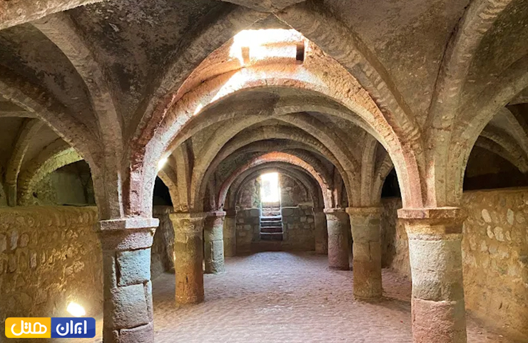 نمایی زیبا از معماری تاریخی قلعه پرتقالی‌ها با طاق‌های پنجره دار و ستون‌های سنگی بزرگ