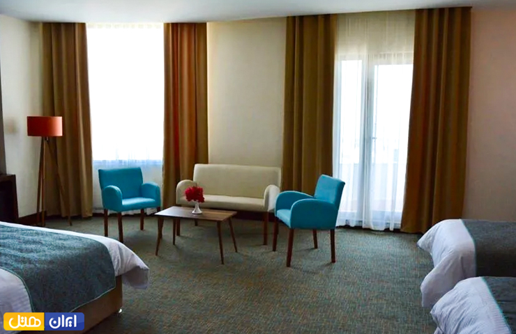 امکانات داخل اتاق های هتل لیلیوم کیش چیست؟ 7 طراحی زیبا و دلنشین با مبلمانی چیده شده در کنار پنجرههای بزرگ در اتاق چهار تخته ویژه هتل لیلیوم کیش