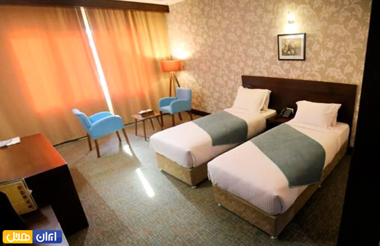 امکانات داخل اتاق های هتل لیلیوم کیش چیست؟ 2 تصویری از اتاق دو نفره با دو تخت مجزا در هتل لیلیوم کیش