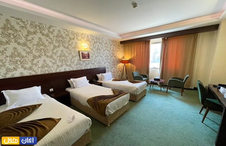 امکانات داخل اتاق های هتل لیلیوم کیش چیست؟ 4 نمایی از اتاق ۳ تخته با طراحی دلنشین و فضای نورگیر در هتل لیلیوم کیش