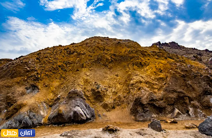 نمایی زیبا از رنگ‌های طلایی در دره رنگین کمان از جاهای دیدنی جزیره هرمز