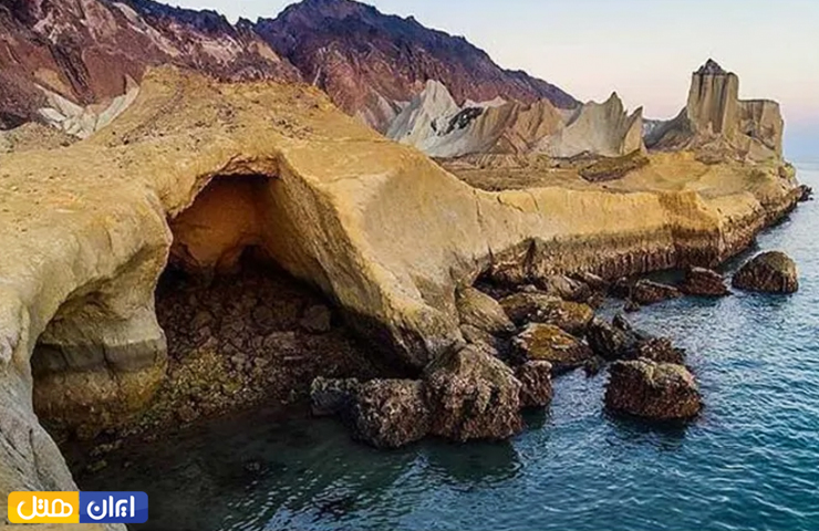 عکسی از غار دریایی در کنار ساحل آرام هرمز