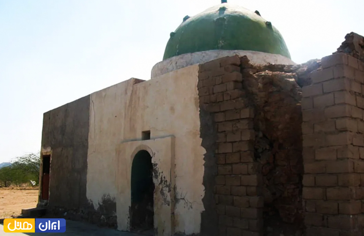 تصویری از گنبد سبز و دیوارهای آجری ساده از قدمگاه خضر و مقام الیاس