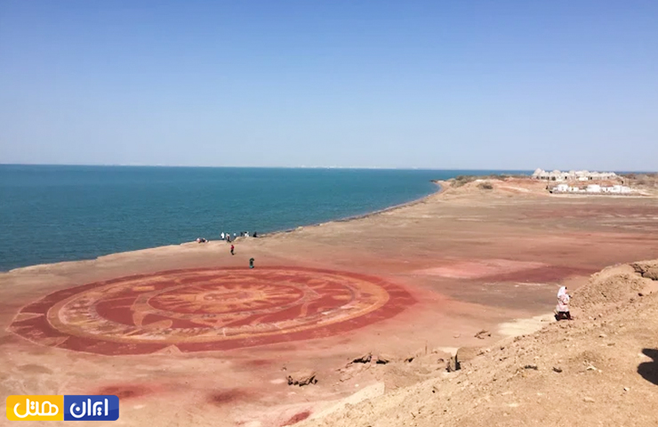 تصویری زیبا و دور نما از فرش خاکی هرمز نقاشی شده با رنگ‌های طبیعی