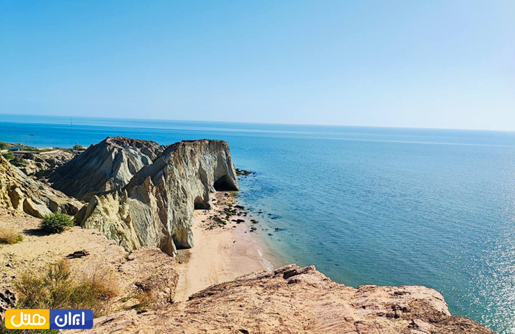 تصویری تماشایی بر فراز صخره‌های بلند ساحل لاکپشت‌های هرمز