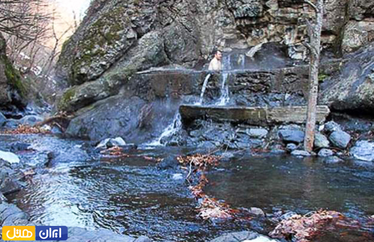 عکسی از آب‌های جاری در چشمه آبگرم علی داشی در فصل پاییز