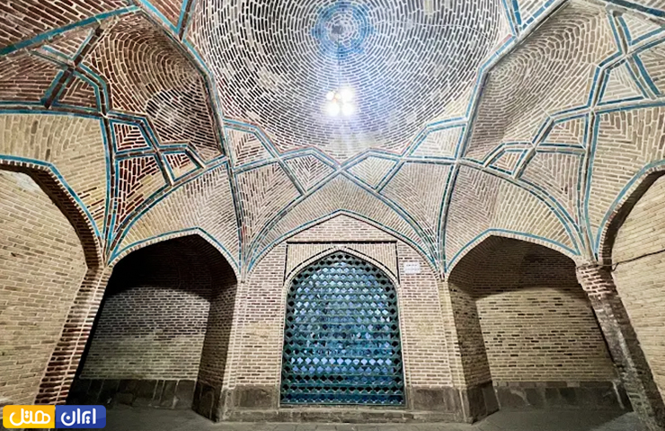 جاهای دیدنی قزوین، از الموت پر رمز و راز تا طبیعت چشمنواز 1 شبستان زیبای مسجد جامع قزوین با آجرکاری جذاب