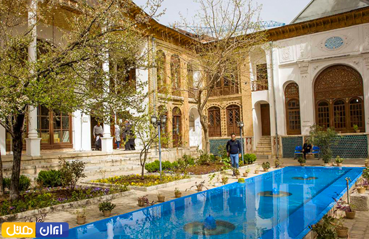 جاهای دیدنی کرمانشاه؛ از معبد آناهیتا تا بیستون زیبا! 26 حوض آبی، ساختمان سفیدرنگ و بنای چشمنواز در تکیه بیگلربیگی کرمانشاه