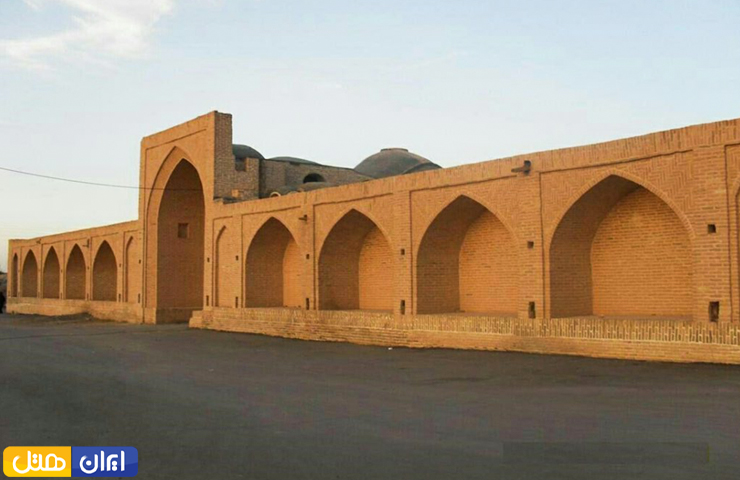 جاهای دیدنی کرمانشاه؛ از معبد آناهیتا تا بیستون زیبا! 20 عکسی زیبا از بنای آجری کاروانسرای تاریخی بیستون کرمانشاه