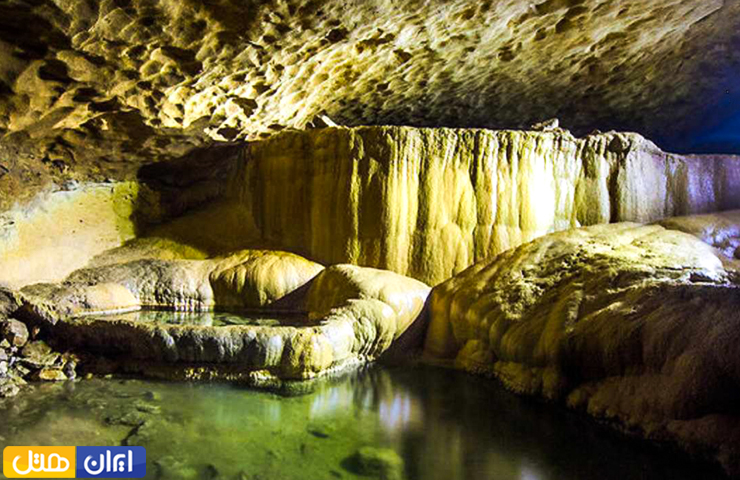 عکسی از ستون‌های رسوبی و آب جاری در غار زیبای کناتاریکه