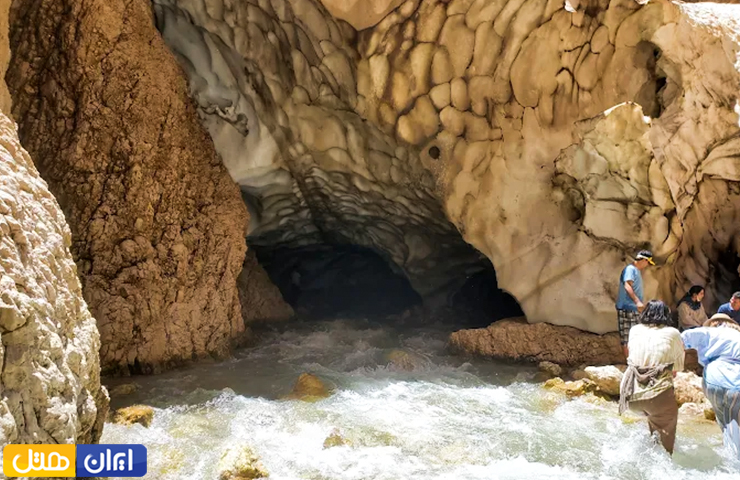 تصویری از غار یخی چما و گردشگرانی که در تابستان برای تفریح به آنجه رفته‌اند