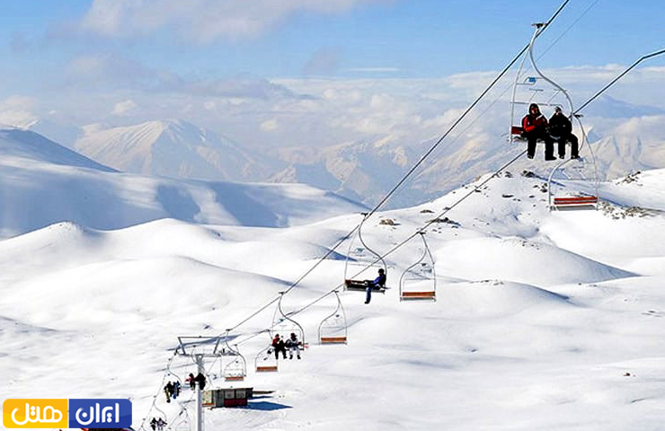 تلکه کابین و اسکی از تفریحات جذاب پیست اسکی چلگرد که گردشگران مشغول انجام آن هستند