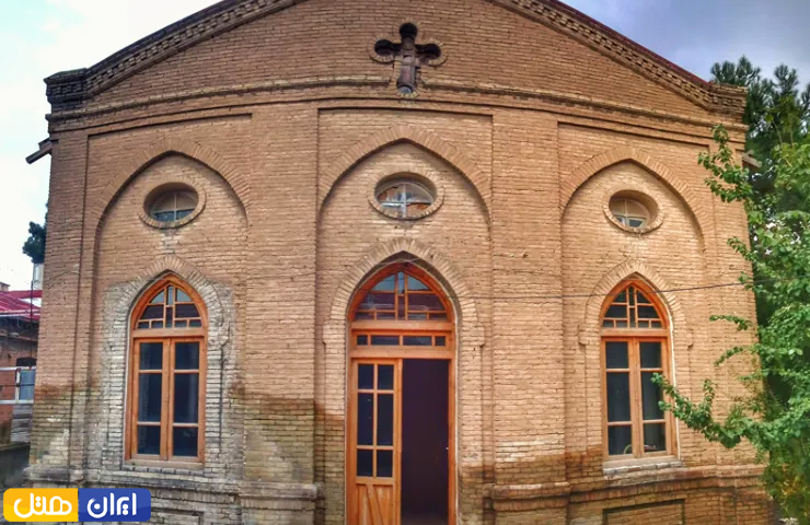 جاهای دیدنی کرمانشاه؛ از معبد آناهیتا تا بیستون زیبا! 25 بنای زیبای آجری با درهای چوبی و پنجرهای زیبا از ساختمان کلیسای قلب مقدس