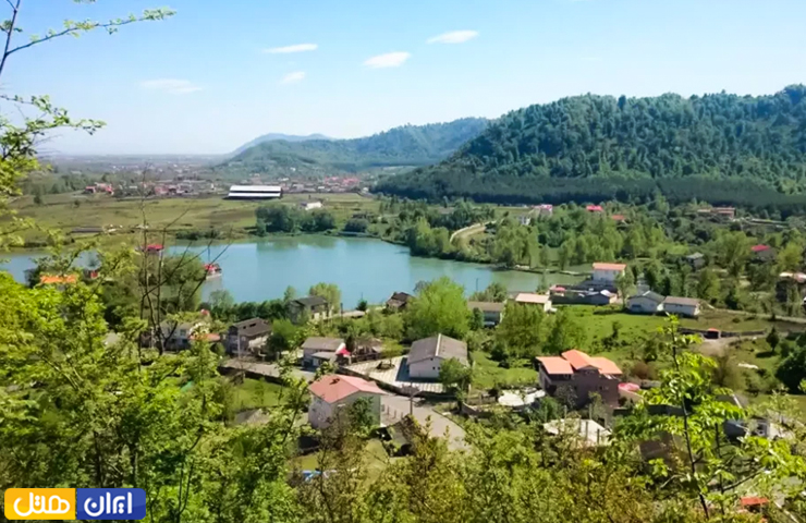 روستای زیبای دربند آستارا در فصل بهار در کنار دریاچه پر آب