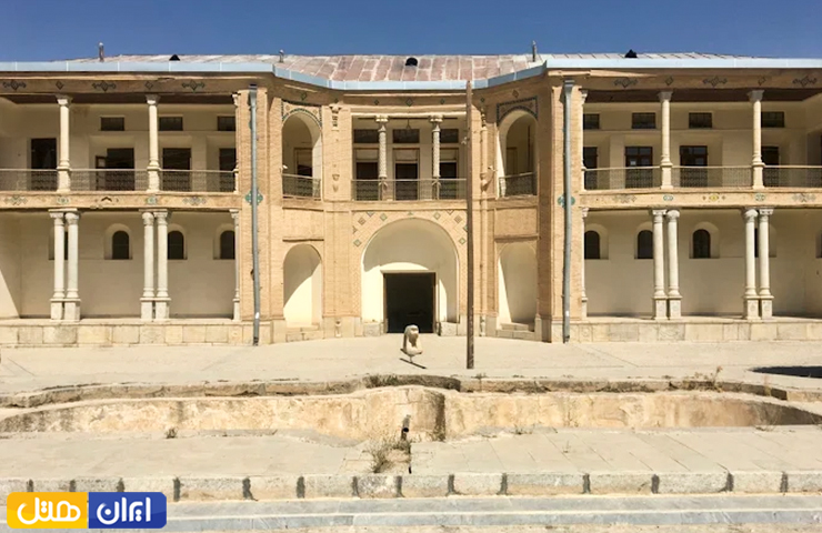 تصویری از معماری دلنشین، ساده و سنتی قلعه دزک با ستون‌های استوار