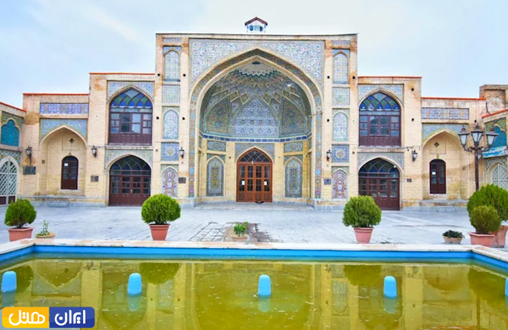 جاهای دیدنی کرمانشاه؛ از معبد آناهیتا تا بیستون زیبا! 27 نمایی از بنای زیبا و تاریخی مسجد عماد الدوله با معماری دلنشین و حوض بزرگ در میان آن