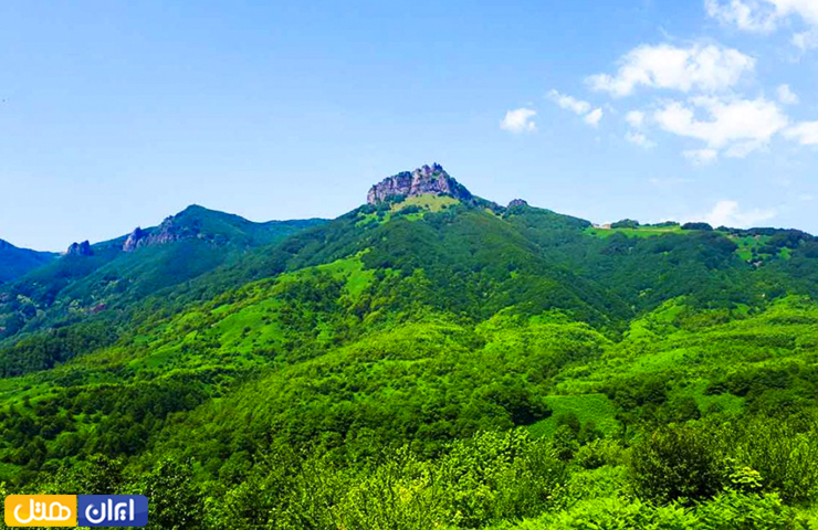 عکسی از کوه زیبا و پوشیده از درخت اسپیناس آستارا در یک روز تابستانی