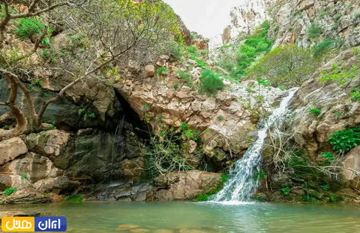 عکسی از حوضچه پایین آبشار گچان ایلام در فصل تابستان
