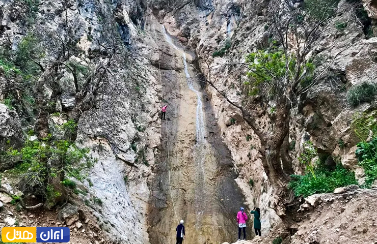 گردشگرانی که برای بازدید و تفریح به آبشار زیبای گچان آمده‌اند