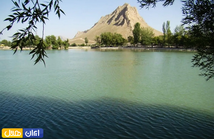 تصویری بهاری از گرداب بن با آب زلال و فراوان در سایه درختان