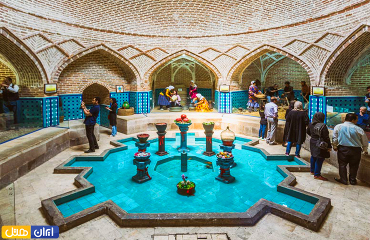 جاهای دیدنی قزوین، از الموت پر رمز و راز تا طبیعت چشمنواز 14 تصویری از گردشگرانی که در حال عکاسی و بازدید از حمام قجر قزوین در کنار حوض آبی میانه آن هستند