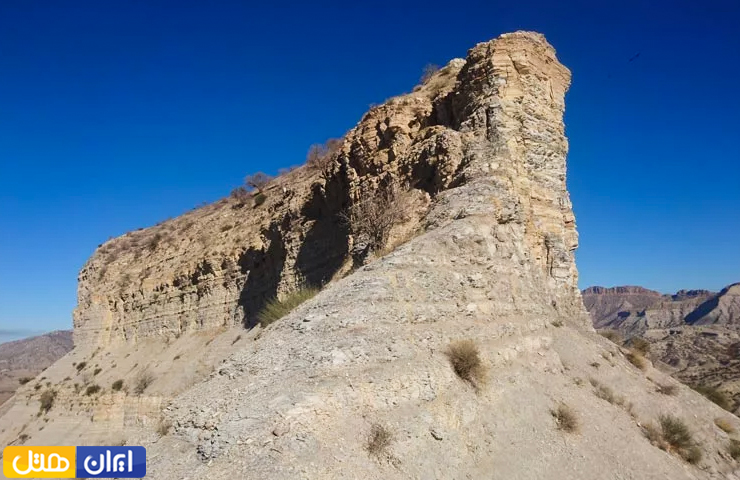 نمایی از کوه باشکوه قلاقیران ایلام در یک روز صاف و آفتابی